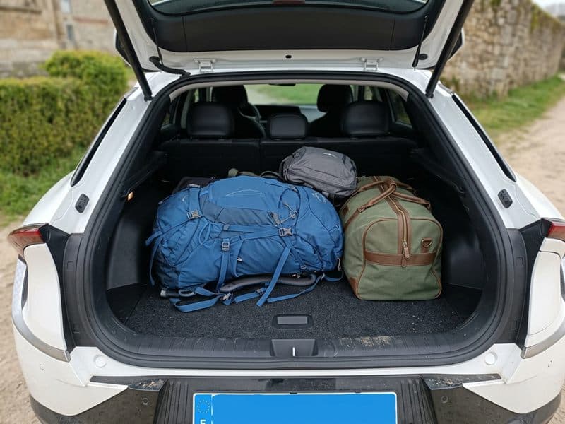 Mochilas de peregrino cargadas en el maletero de un taxi en Lugo