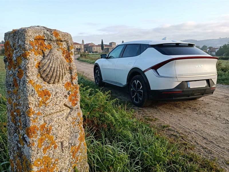 Taxi junto a un mojón del Camino de Santiago al inicio de una etapa en Lugo