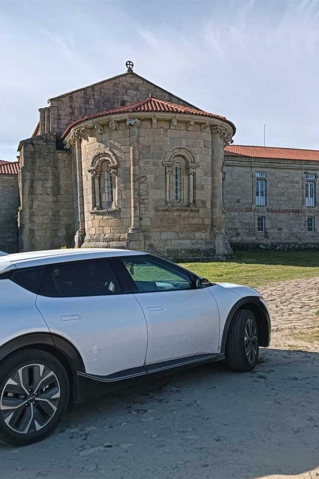 Taxi de Taxi Ribeira Sacra junto al monasterio de San Vicente do Pino, Lugo