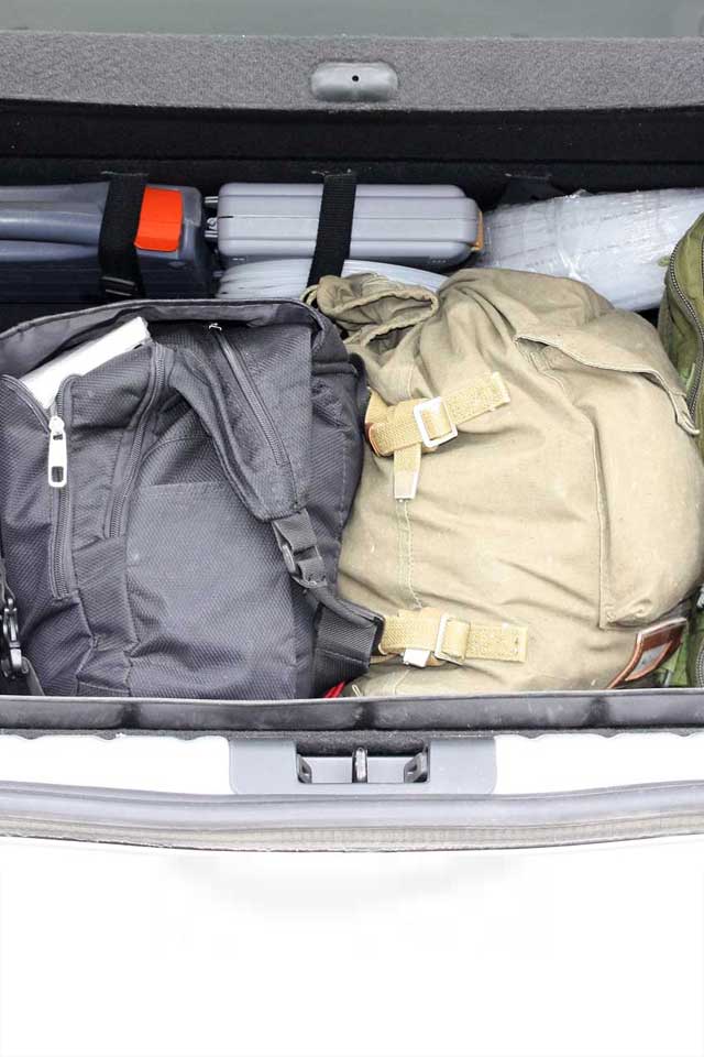 Maletas y mochilas preparadas para el traslado de equipaje en Lugo