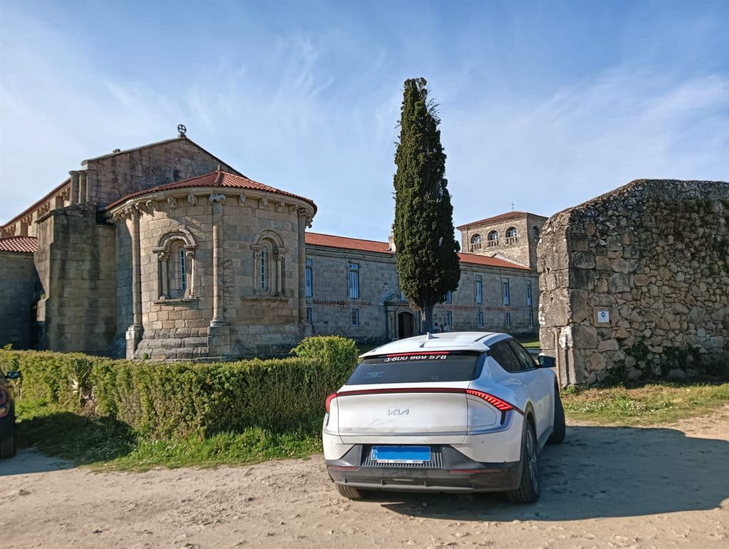 Taxi de la Ribeira Sacra junto al monasterio de San Vicente do Pino, Lugo