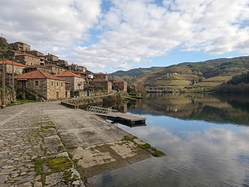 Embarcadero de Belesar a orillas del cañón del Miño, en Lugo