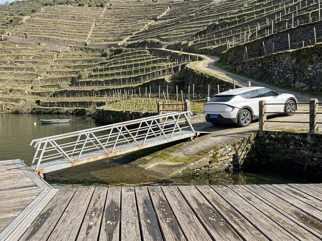 Taxi de Taxi Ribeira Sacra esperando al final de la pasarela del embarcadero del cañón