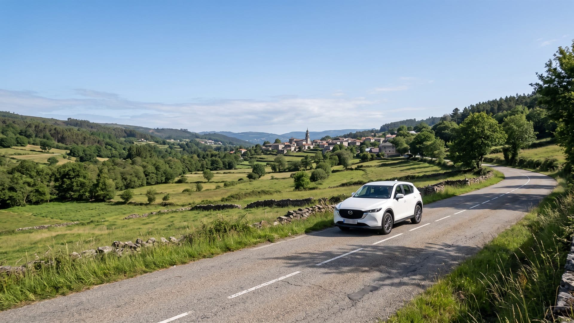 Taxi circulando por una carretera comarcal de Lugo camino de la cita médica