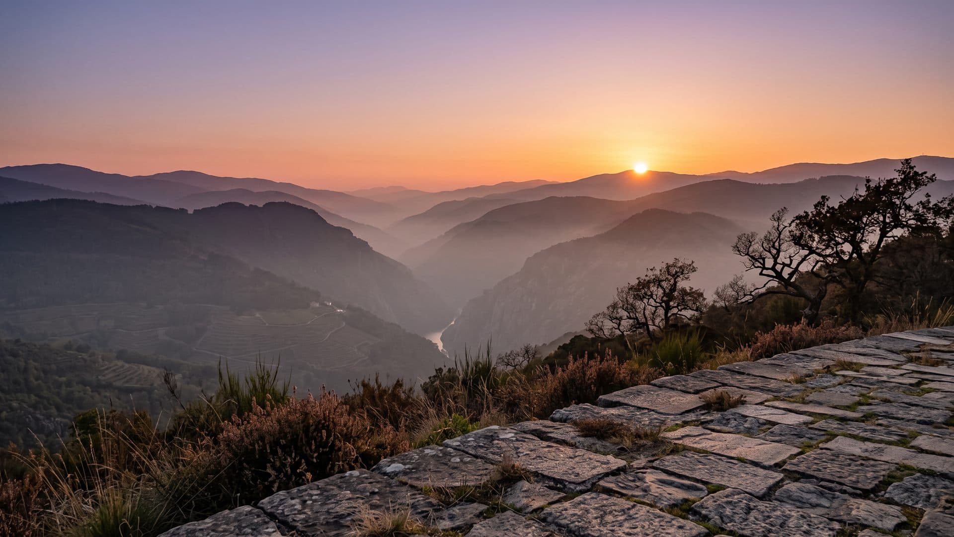Atardecer sobre los cañones de la Ribeira Sacra desde un mirador de Lugo