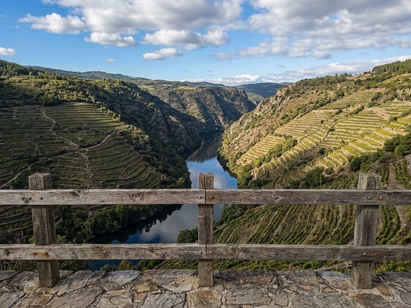 Mirador con vistas sobre el cañón del Sil en la Ribeira Sacra, Lugo