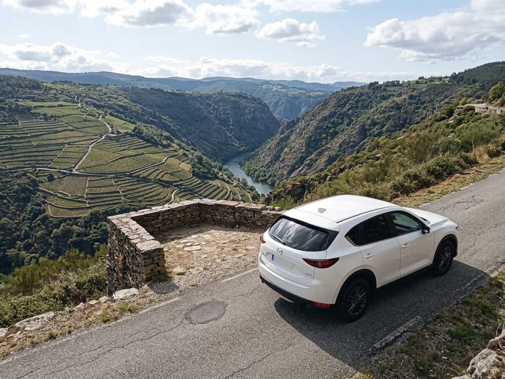 Taxi de Taxi Ribeira Sacra parado en un mirador de piedra sobre el cañón, en plena ruta