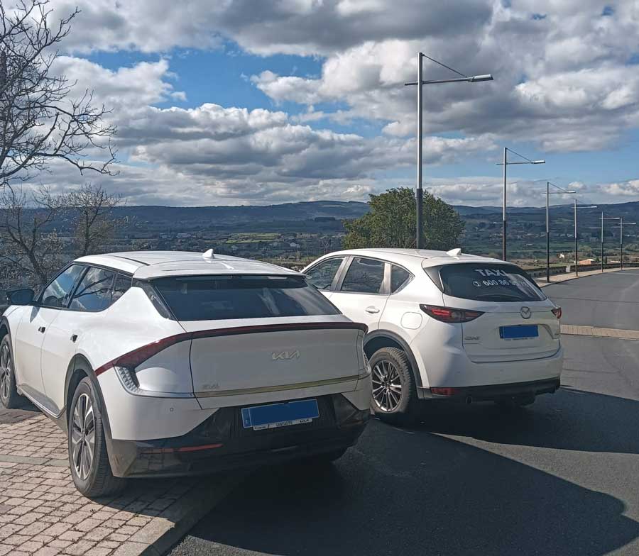 Taxis de la Ribeira Sacra aparcados en un mirador de Lugo