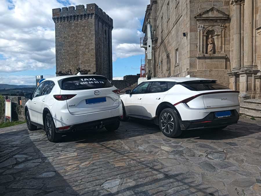 Vehículos de Taxi Ribeira Sacra listos para un traslado en Lugo