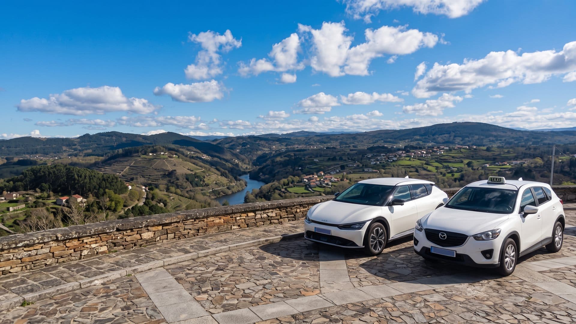 Taxis de Taxi Ribeira Sacra en un mirador sobre el cañón del Miño, en Lugo