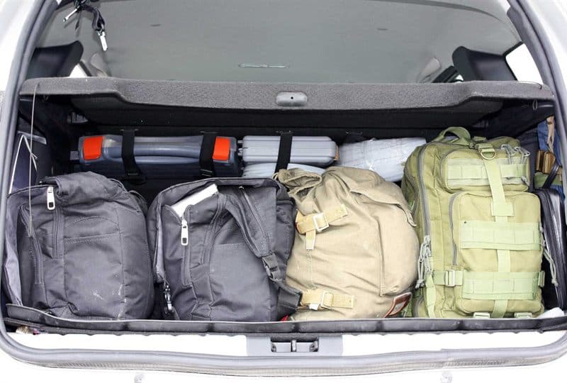 Maletas y mochilas cargadas en un taxi de Lugo