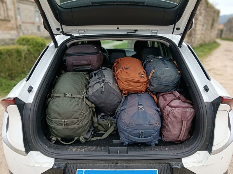 Maletero del taxi lleno de mochilas y bolsas de viaje, sin peso máximo fijado