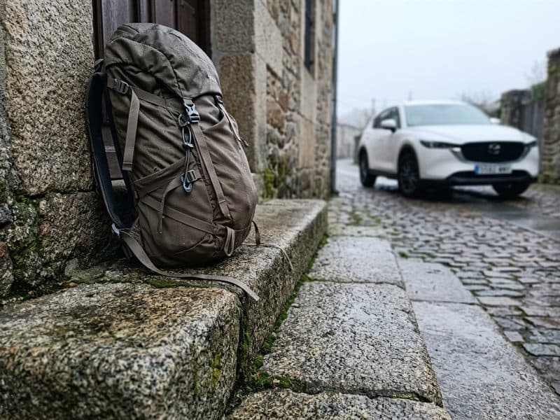 Peregrino avisando por teléfono para sumar su mochila al traslado en Lugo