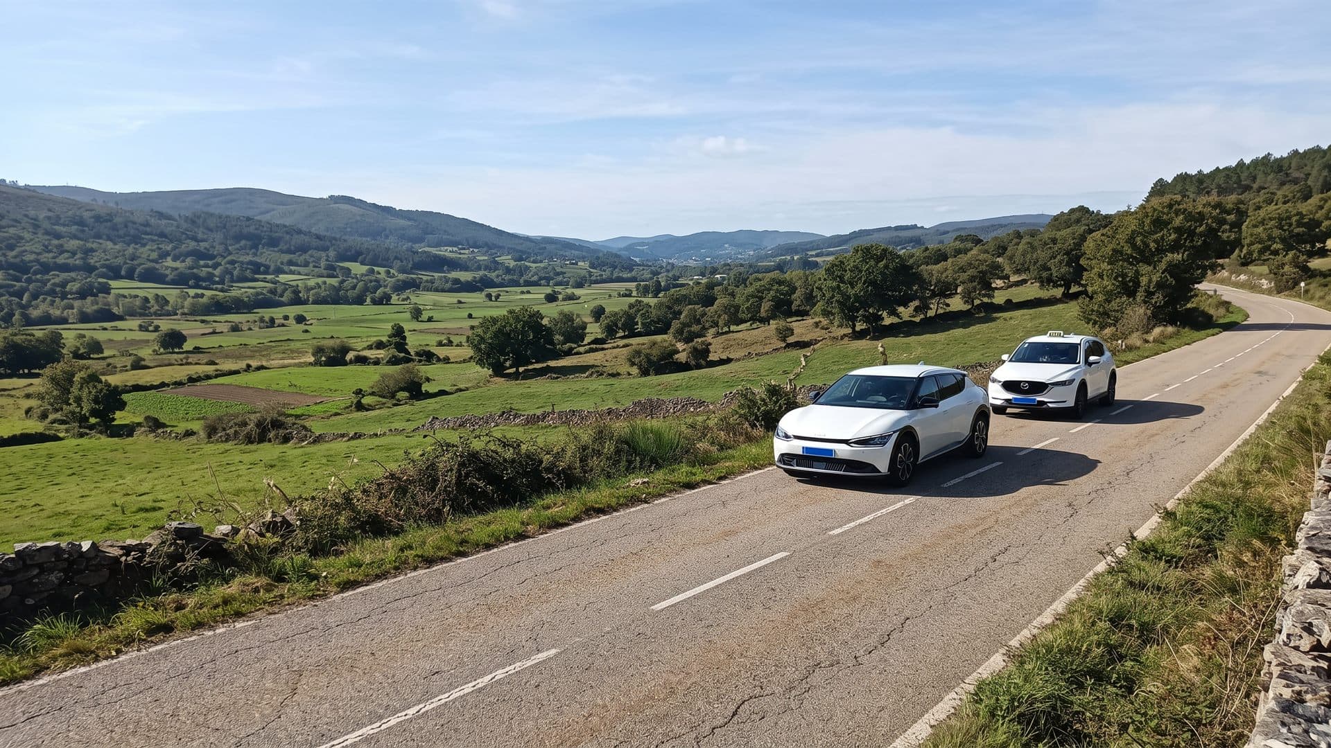 Taxis de Taxi Ribeira Sacra circulando por una carretera de Lugo en un viaje largo