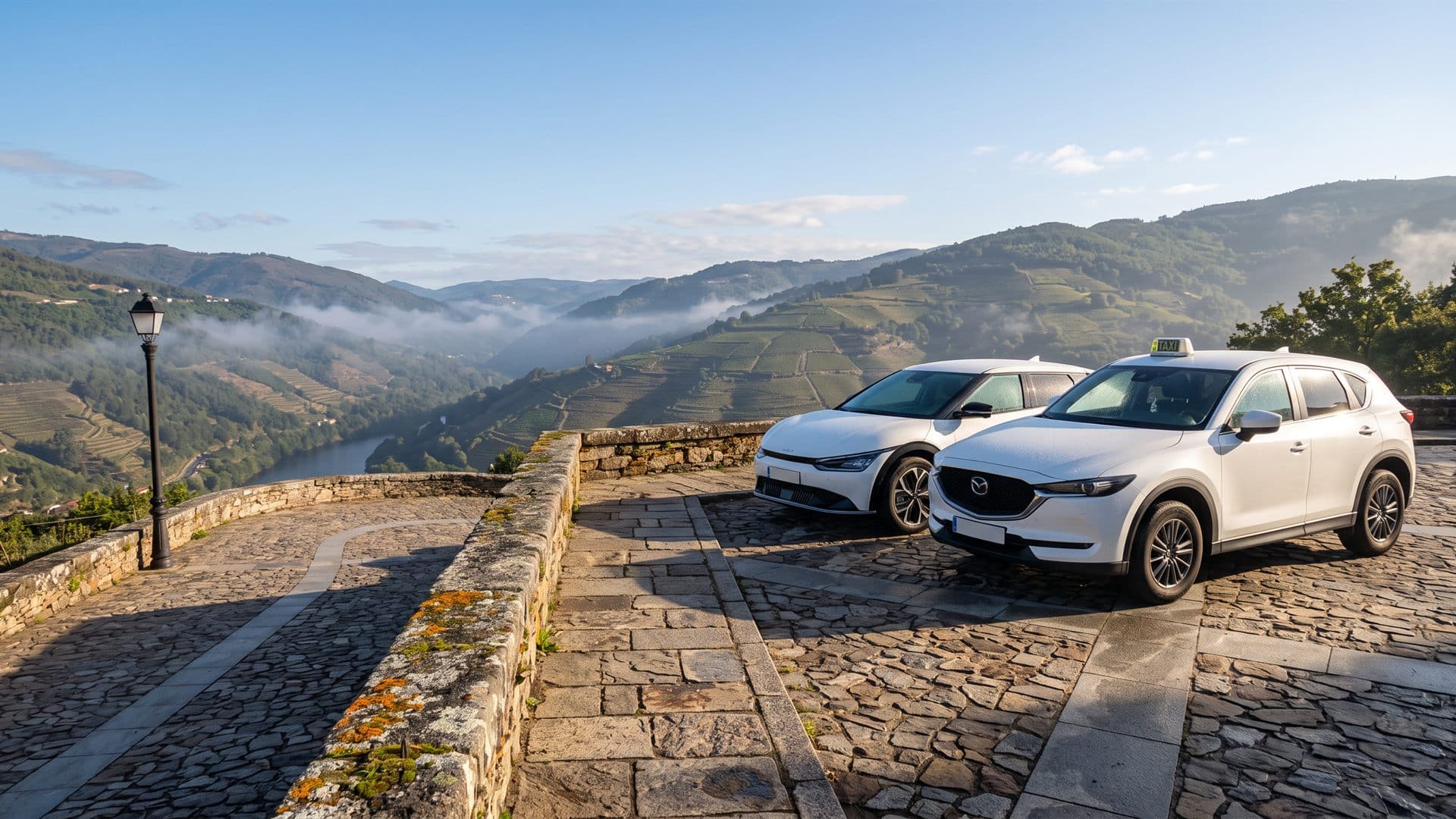 Taxis de Taxi Ribeira Sacra preparados al amanecer en un mirador de la Ribeira Sacra